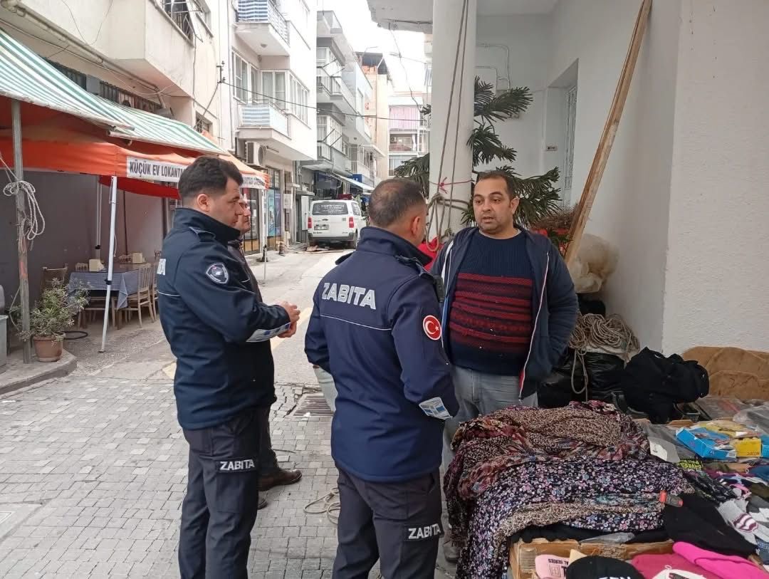 Germencik’te Pazarı’nda yağış öncesi tedbir: Zabıta ekipleri vatandaşları uyardı