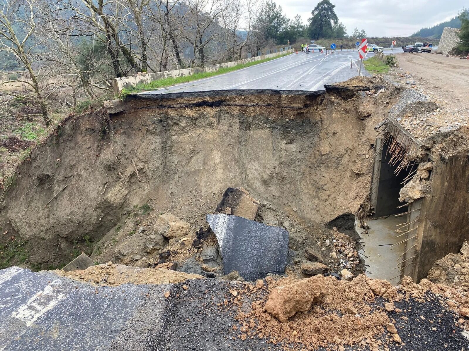 Sağanak yağış nedeniyle Aydın’da yol çöktü: Aydın–Selçuk yolu trafiğe kapandı