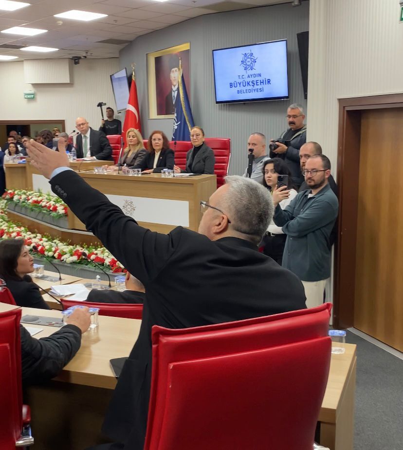 Aydın Büyükşehir Meclisi’nde gergin anlar! Kıvrak’tan Daire Başkanı Özmen’e sert tepki