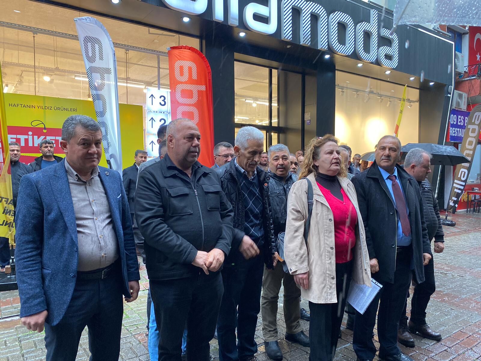 CHP Aydın İl binasına siyah çelenkli kredi protestosu