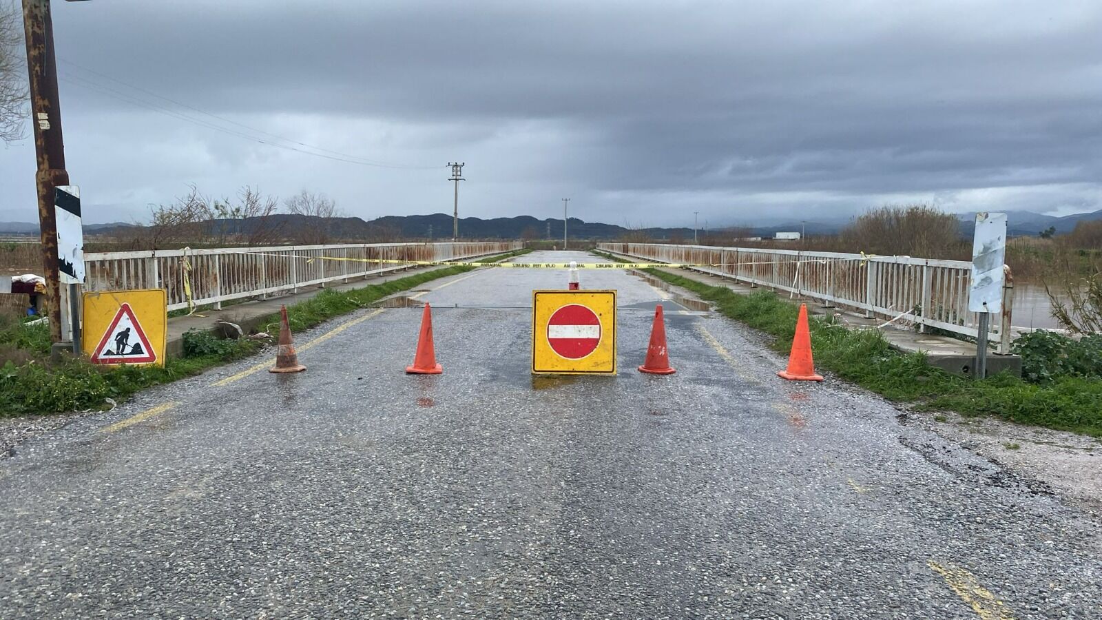 Taşkın nedeniyle Karaağaçlı’da yollar sular altında: Yol trafiğe kapatıldı!