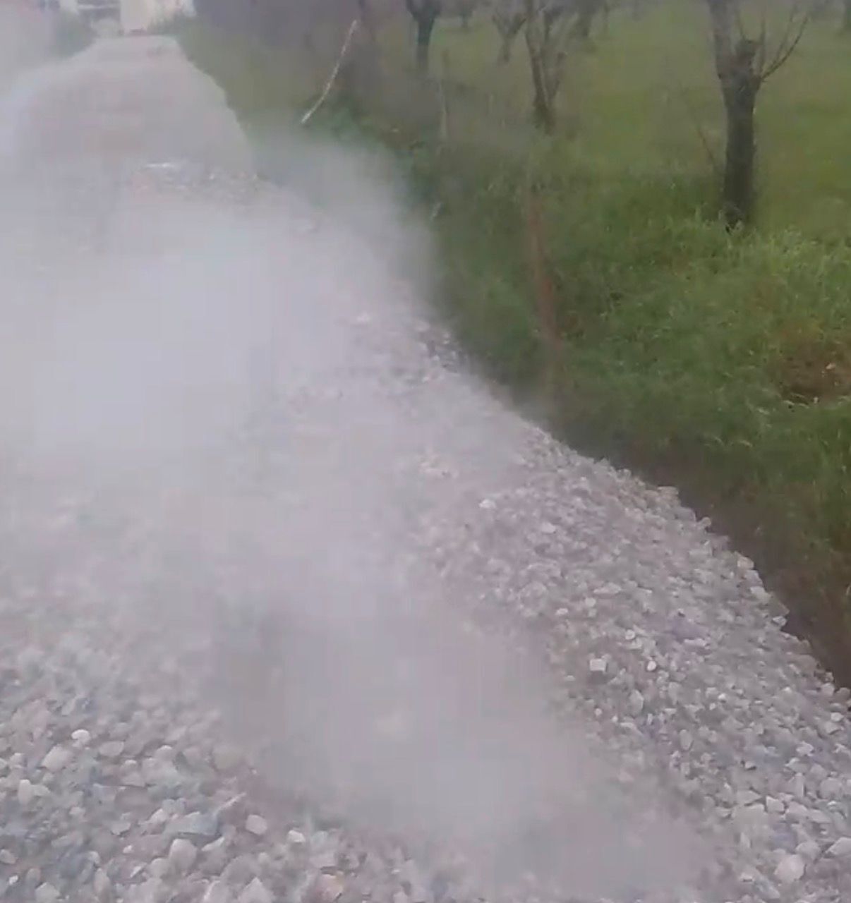 Germencik’te jeotermal yakınında korkutan görüntü! Yolun altından buhar çıkıyor