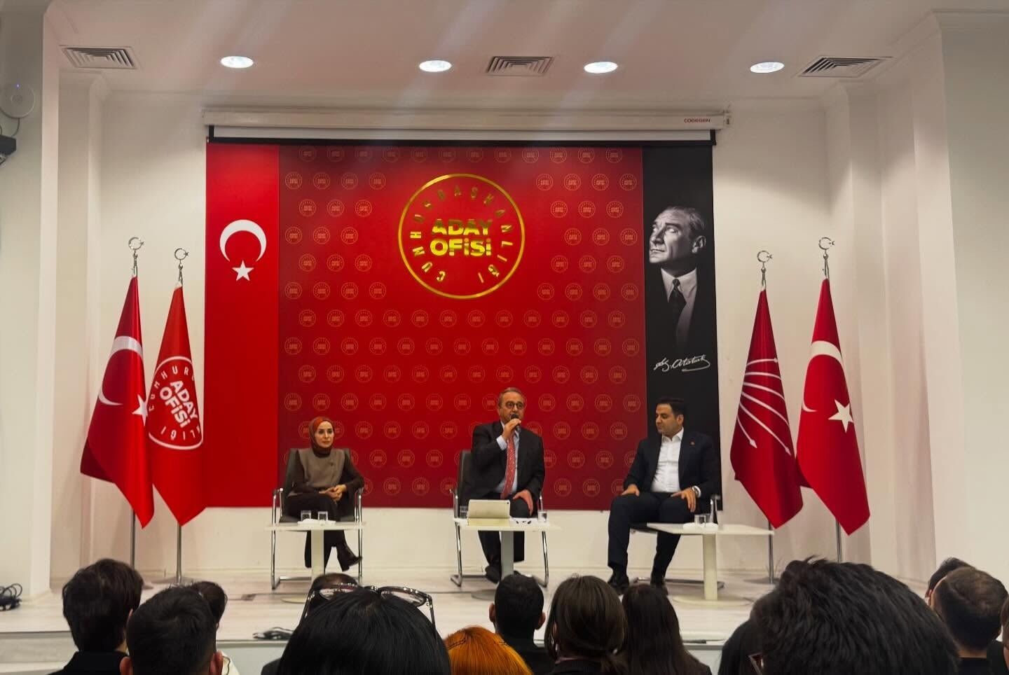 Tezcan gençlerle buluştu: "Geleceği birlikte inşa edeceğiz"
