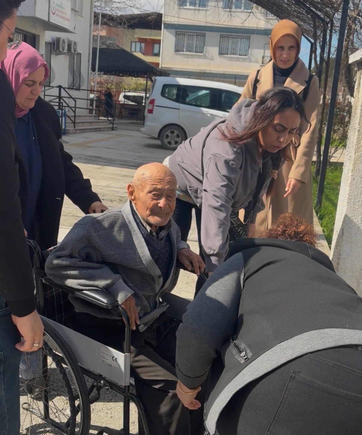 Germencik’te ilginç olay! Yaşlı adam yola yatarak ağladı