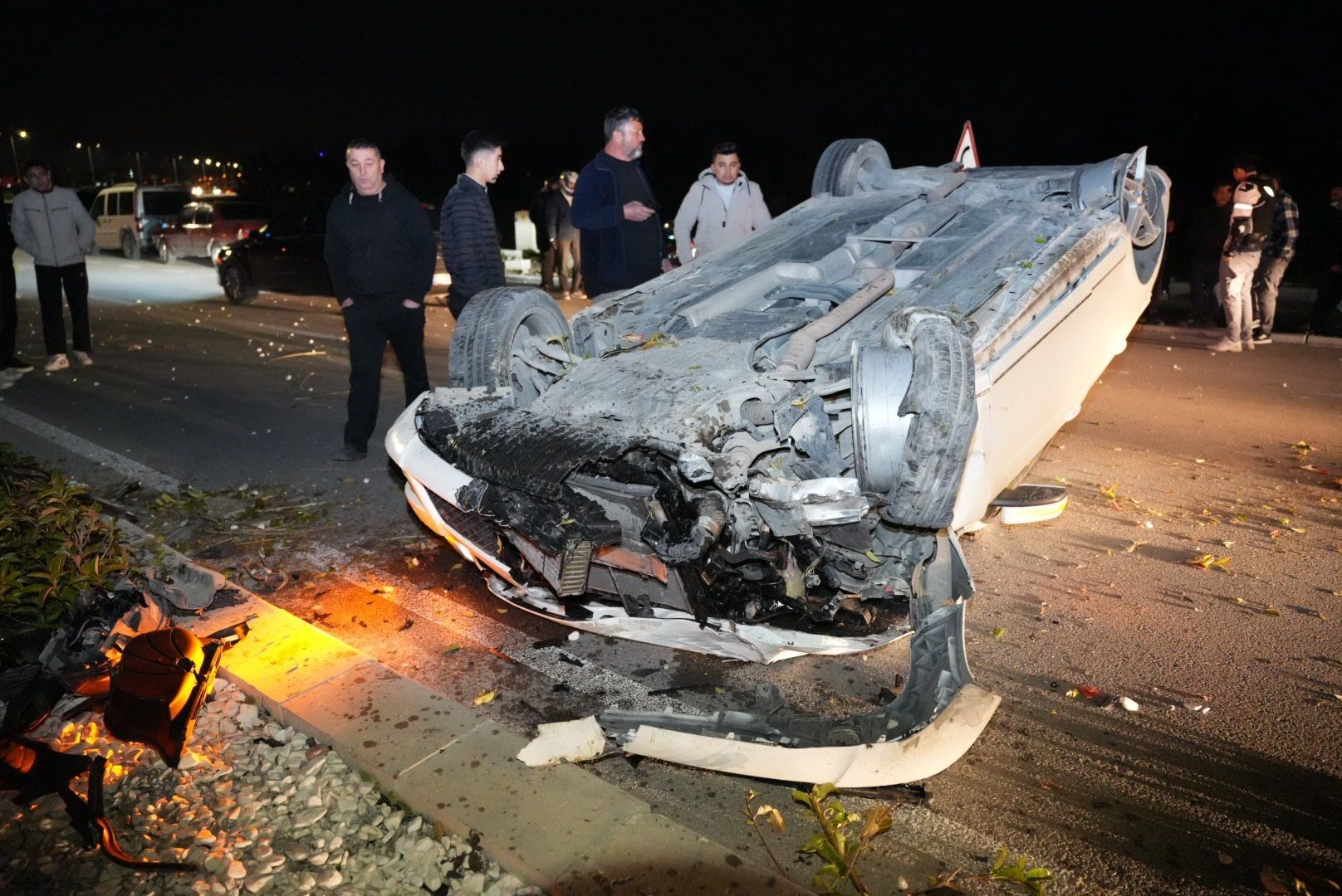 Çevre yolu yarış pistine dönüştü: Lüks otomobil takla attı