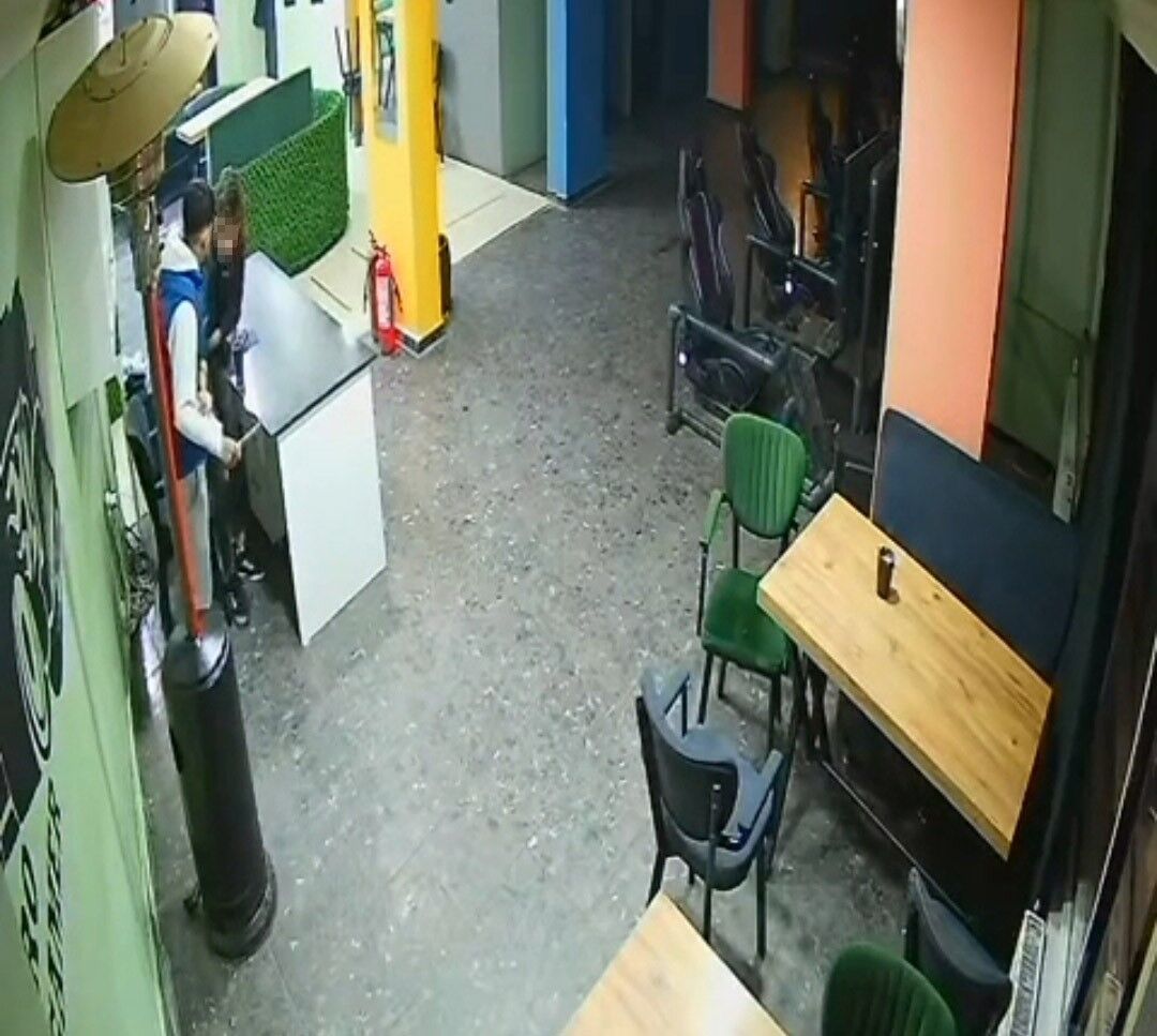 İnternet kafede dehşet anları! Yaşıtı olan çocuğu defalarca bıçakladı