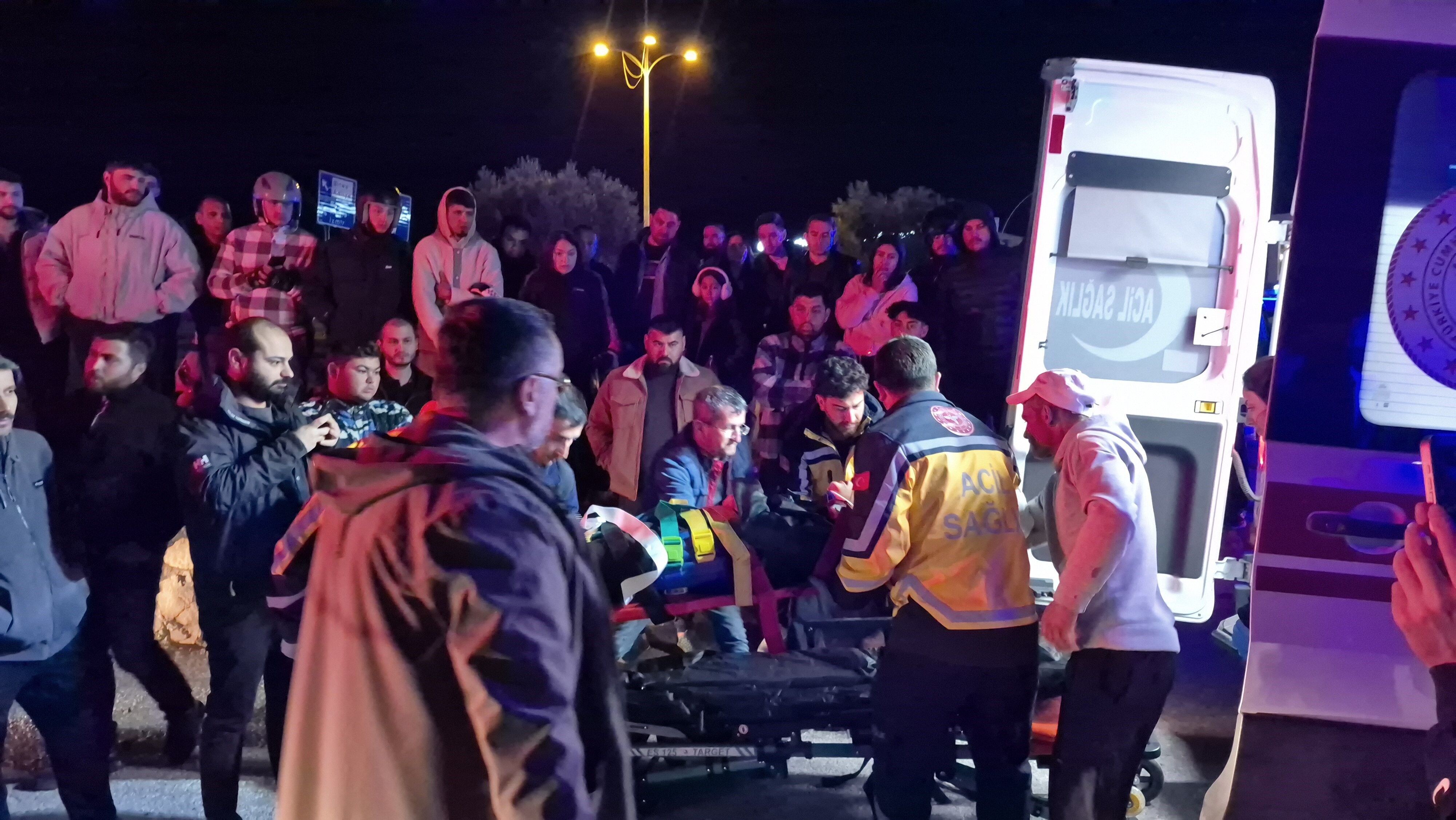 Kontrolden çıkan araç iş yerine girdi! Ortalık savaş alanına döndü