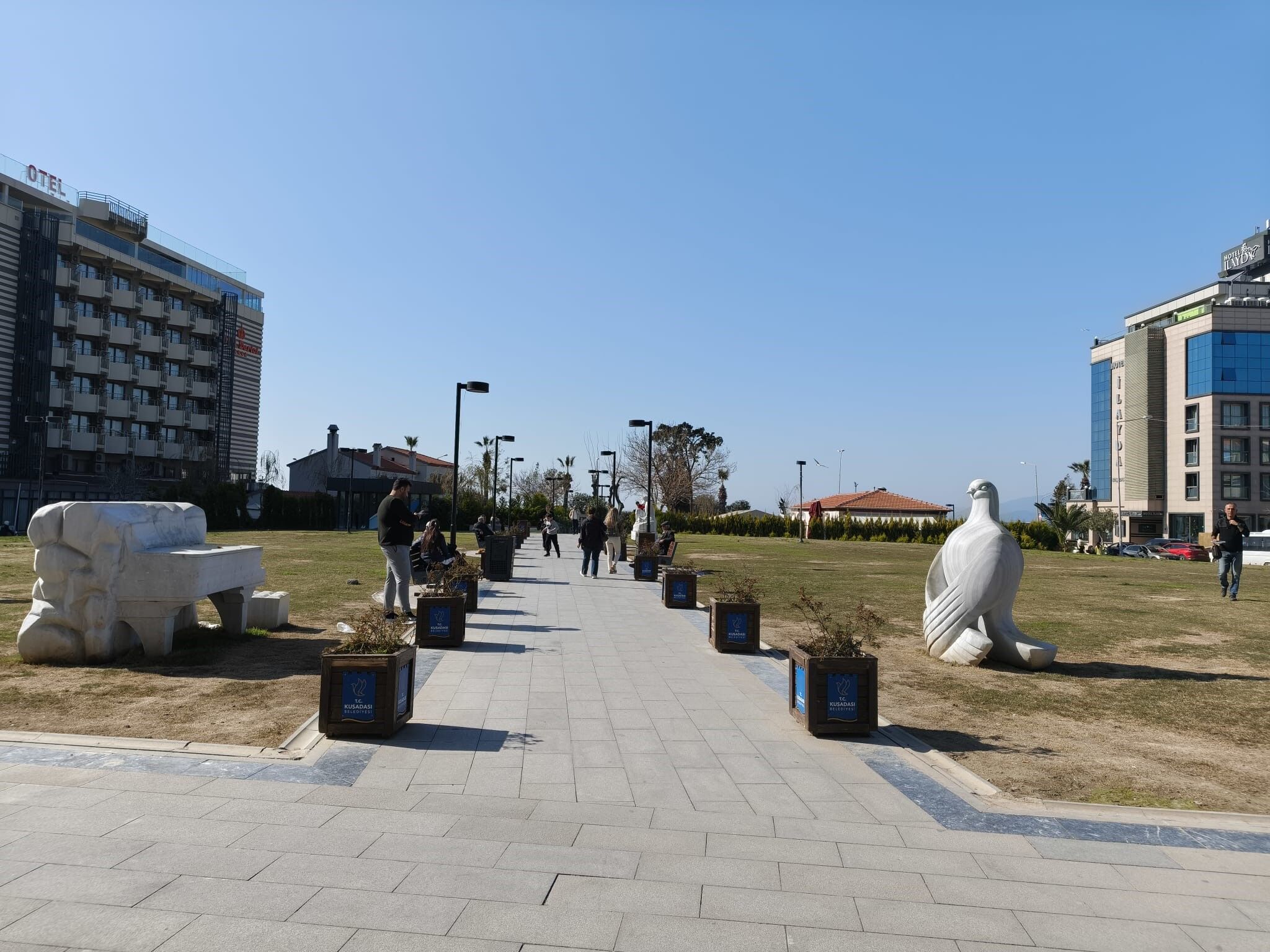 Kuşadası’nda bahar coşkusu: Güneşli hava vatandaşları dışarı çıkardı