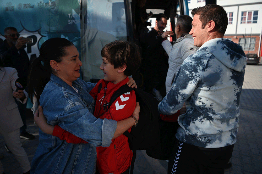 Katar’da mahsur kalan Aydınlı sporcular yurda döndü