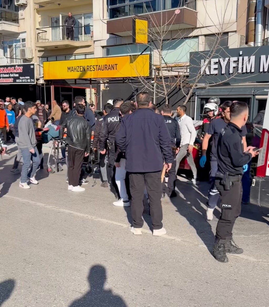 Sözlü tartışma bıçaklı kavgaya dönüştü! 1 ölü, 2 ağır yaralı