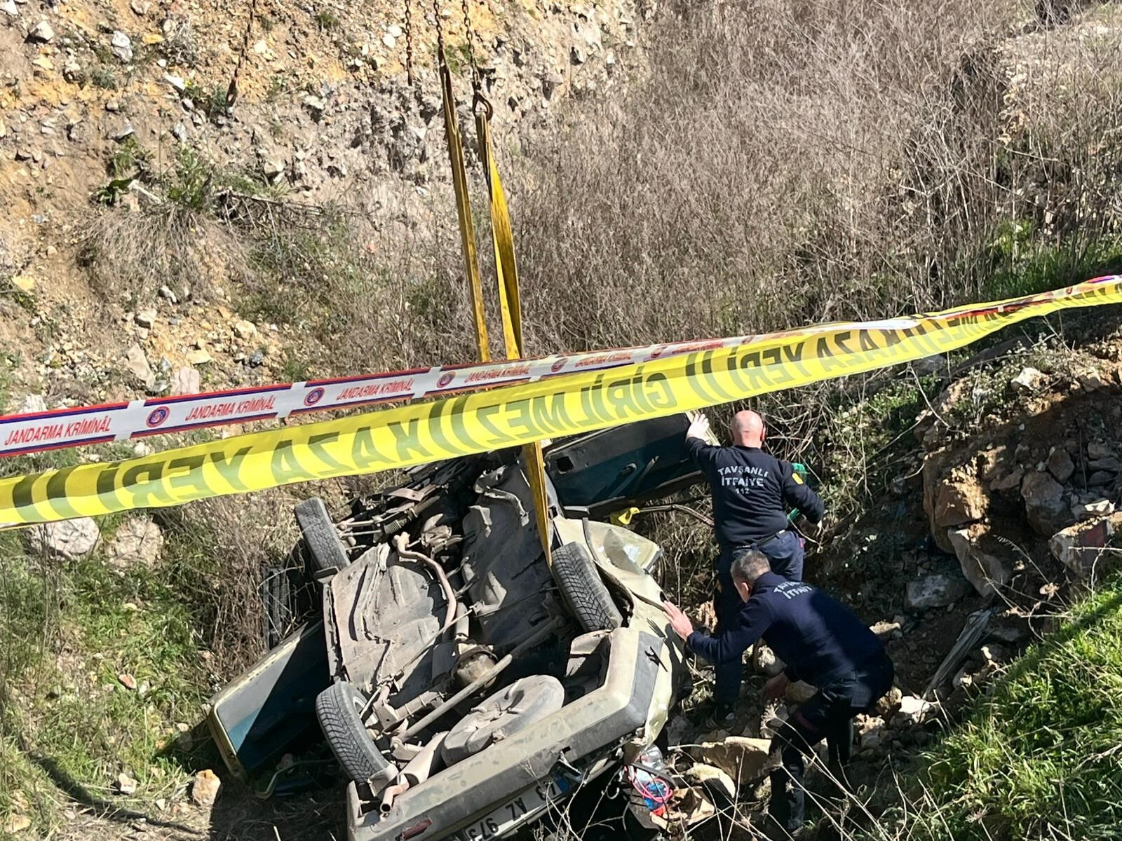 Otomobil çukura uçtu: 2 kişi hayatını kaybetti