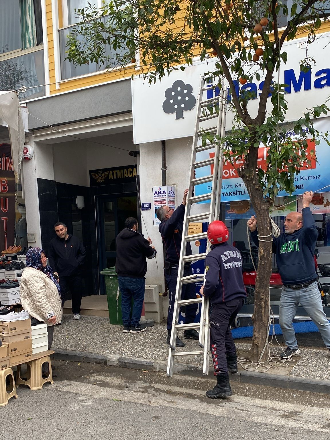 Efeler’de 19 saat boyunca mahsur kalan yaşlı kadın kurtarıldı