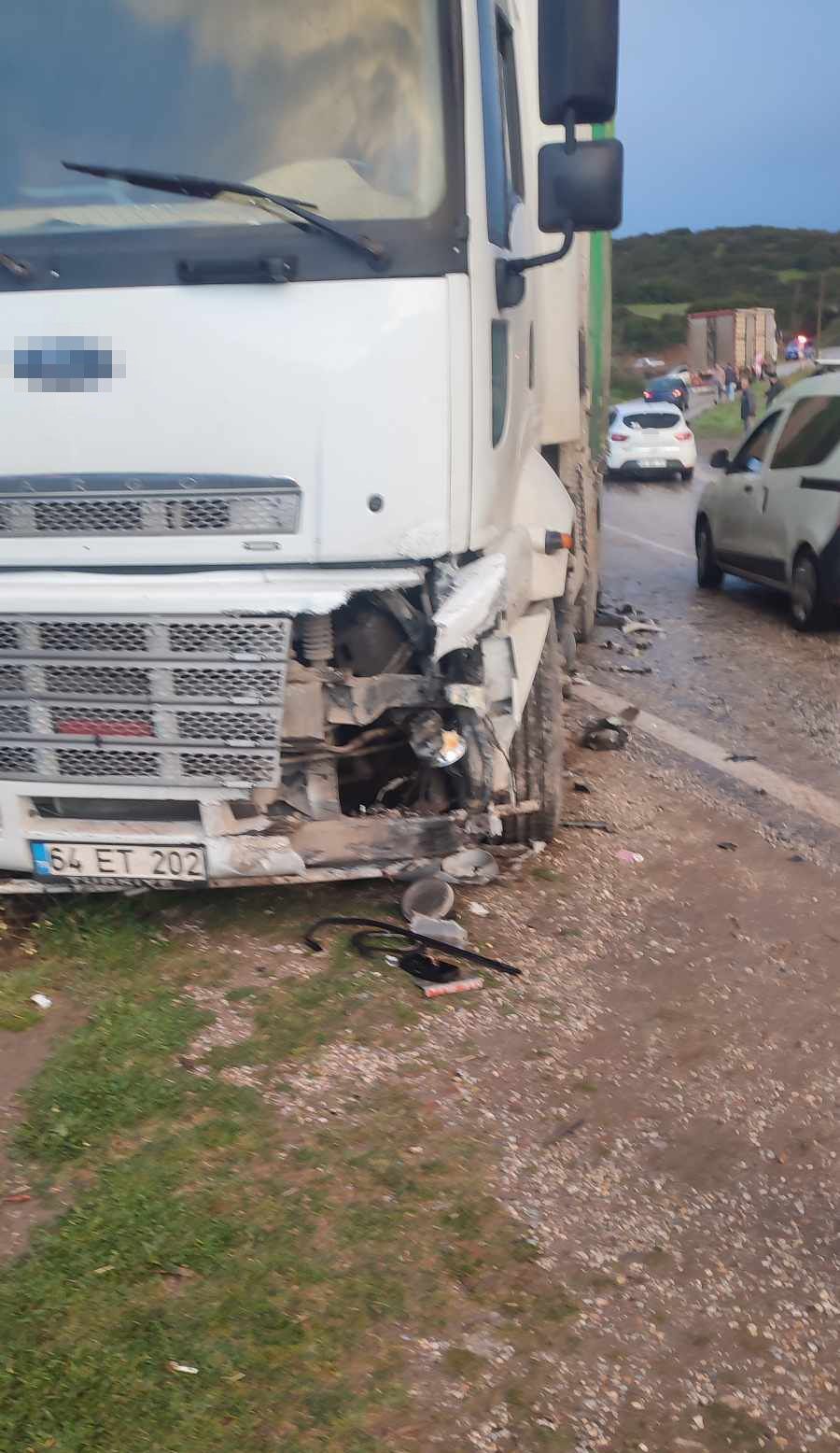 Otomobil ile tır çarpıştı! Biri ağır üç yaralı
