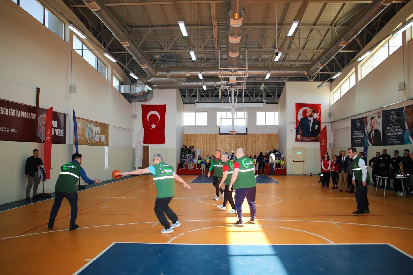 Ak Parti Aydin Il Baskani Erdemden Basket Sovu Aydinin Protokolu Basketbol Turnuvasinda Hunerlerini Sergiledi 643681 57E50525C072Dfbf4499Bcb457922Dc0
