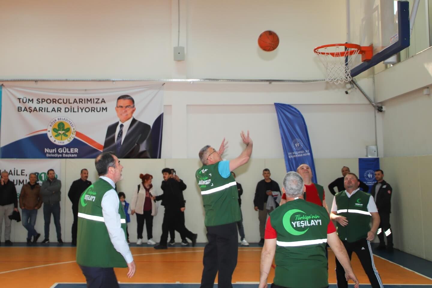 Ak Parti Aydin Il Baskani Erdemden Basket Sovu Aydinin Protokolu Basketbol Turnuvasinda Hunerlerini Sergiledi 643681 8964F7357Ca2325C47067B1E4Be9D62E