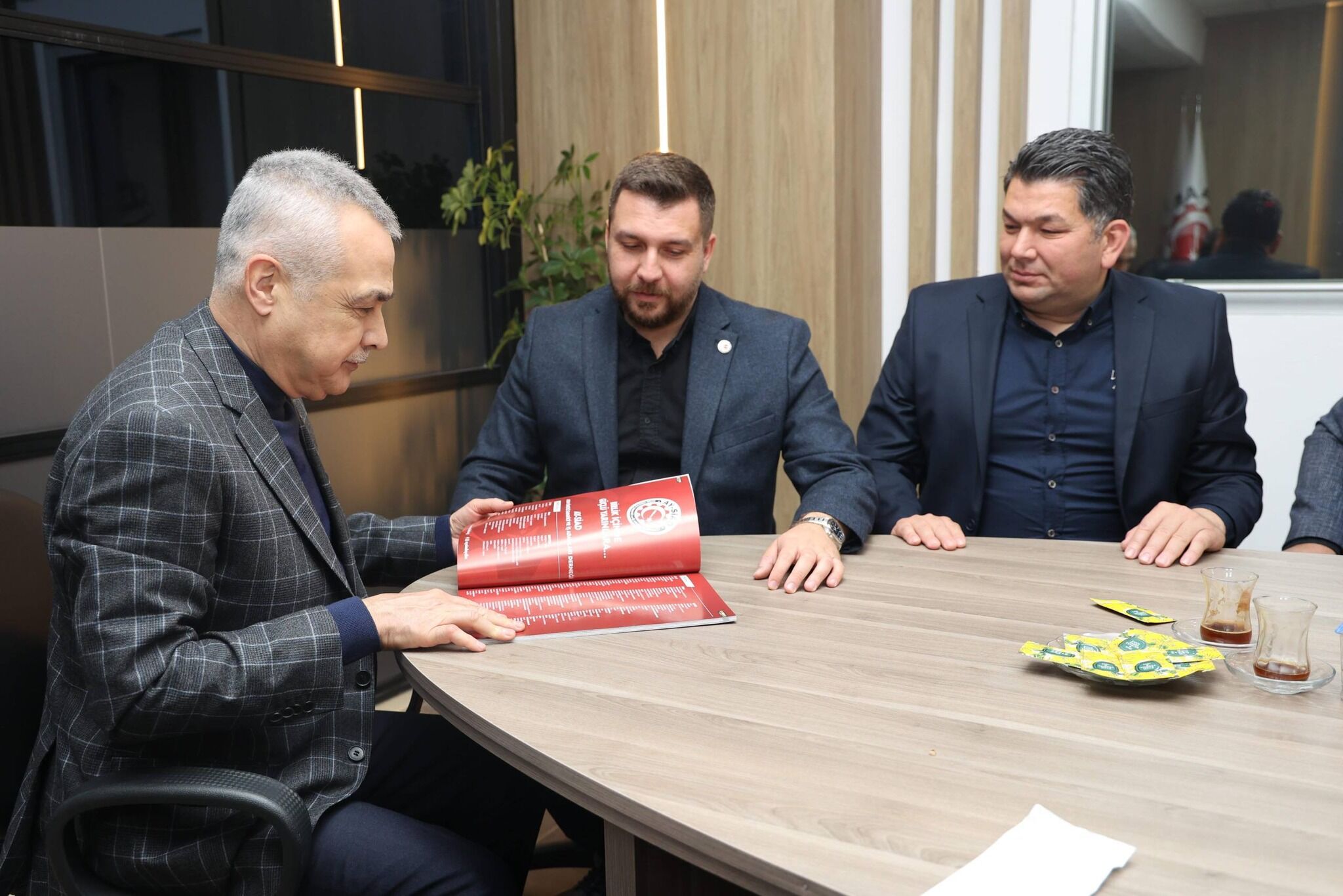 AK Partili Savaş’tan AY-SİAD’a ziyaret
