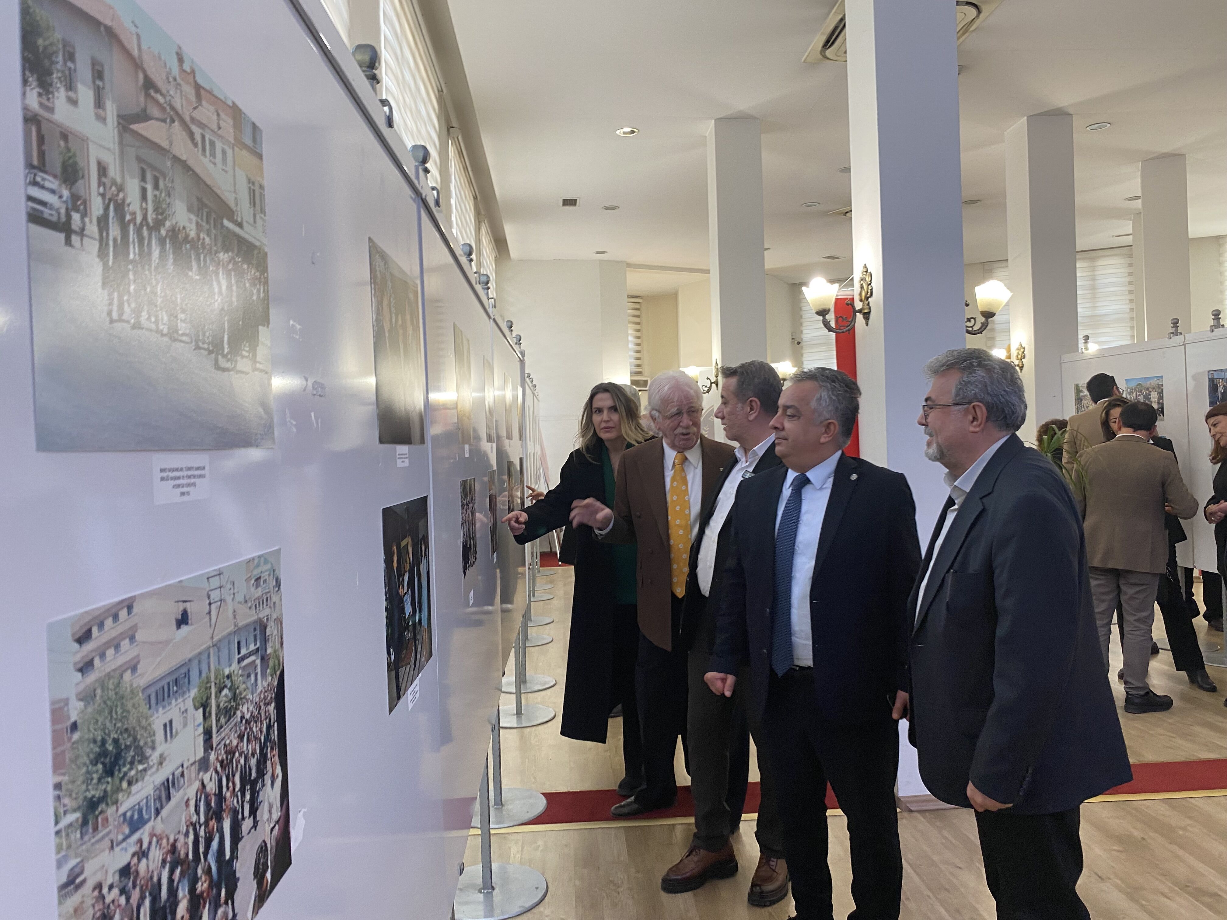 Aydın Barosu’nun tarihi kapılarını araladı: ‘Savunma’ sergisi açıldı