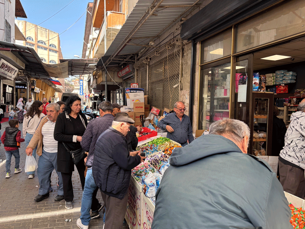 Aydın’da bayram öncesi hareketlilik başladı: Vatandaşlar uygun fiyatlı şekere yöneldi