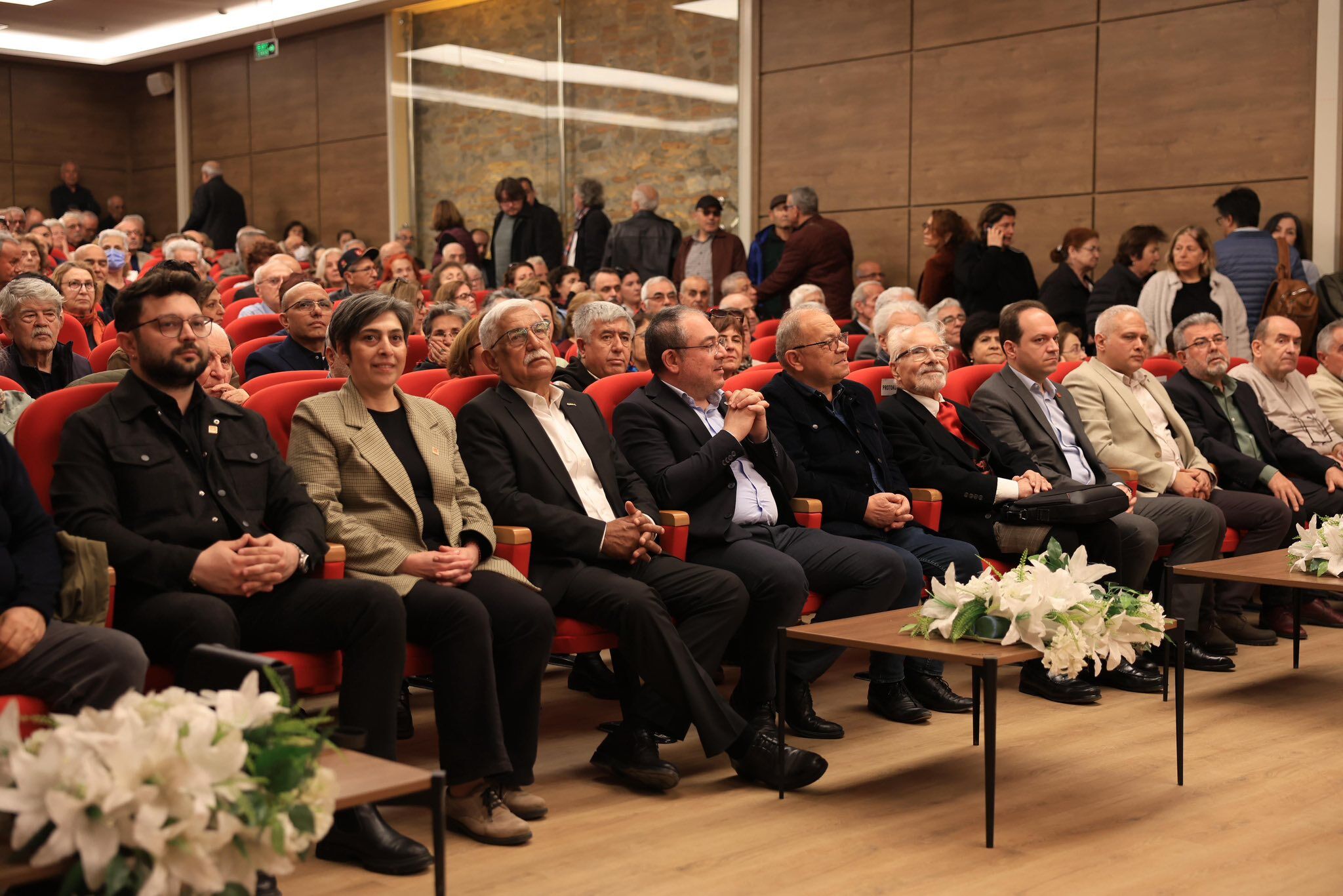 Aydinda Cumhuriyet Tarihi Uzerine Soylesi Unlu Yazar Kongar Sevenleriyle Bulustu 645189 197F91Da80Ebe0Db692E29Abf7F56515