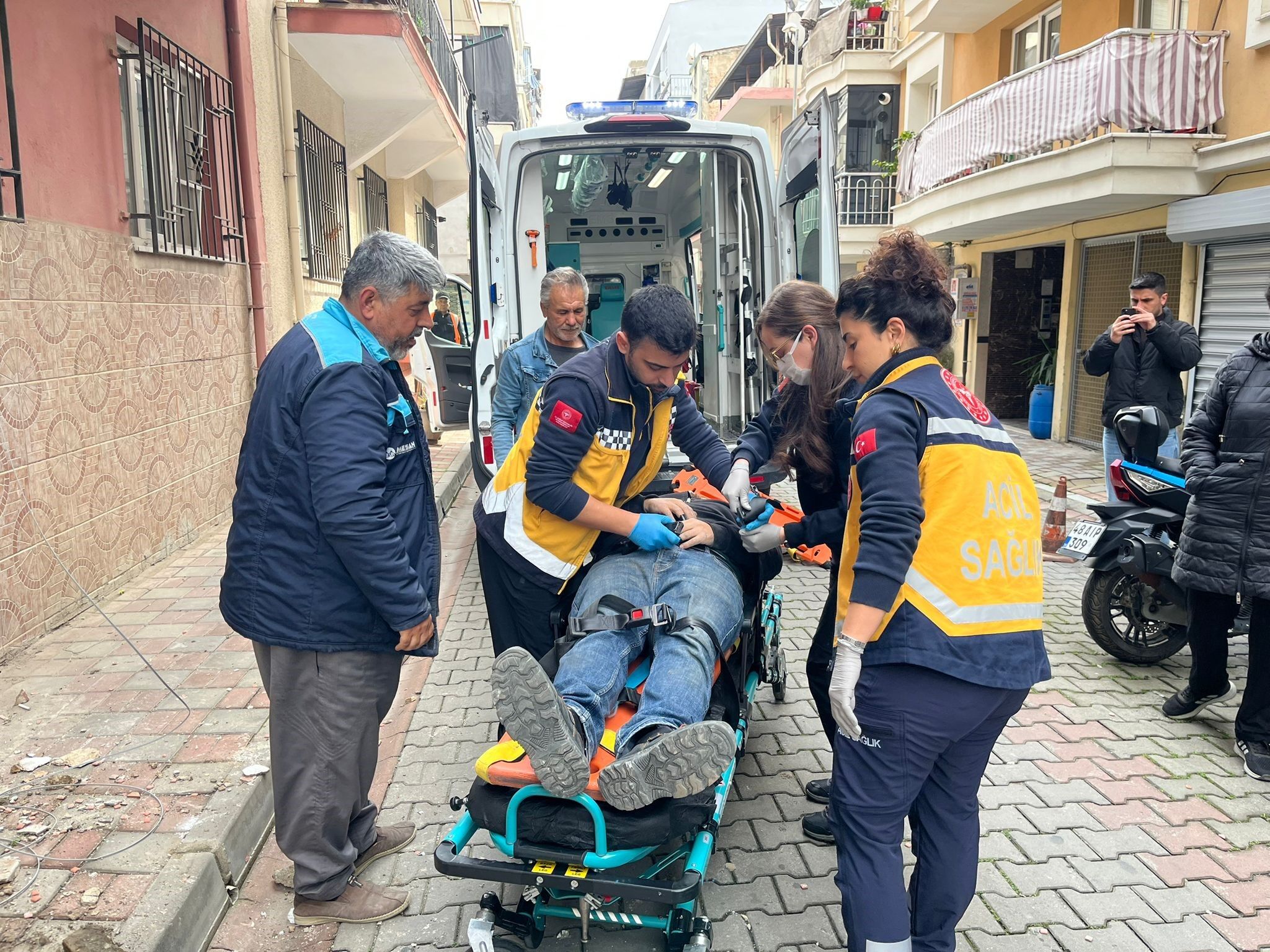 Aydın’da korkutan iş kazası! İkinci kattan düşen işçi yaralandı