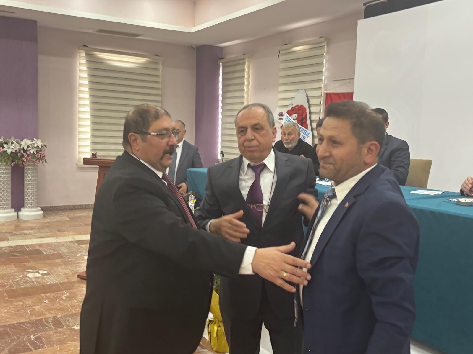 Aydın’da seçim öncesi gerilim kısa sürdü: Başkan adayları birlik pozu verdi