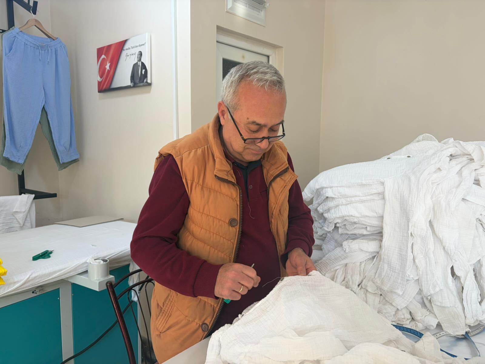 Aydın’da yaz sezonu hazırlığı: Tekstil atölyesinde yazlık ürünler butikler için paketleniyor
