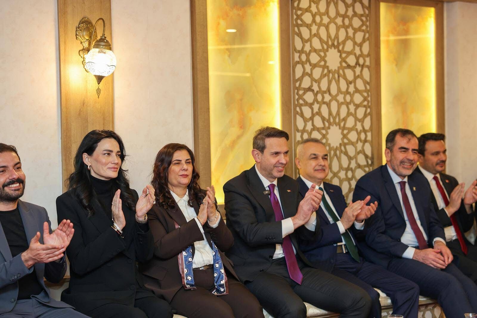 Bakan Bayraktarin Aydindaki Son Duragi Gencler Oldu Savas Genclerin Enerjisiyle Omuz Omuza 647154 8E5C727C3925F0967Eae8Ca8C7D7Bdea
