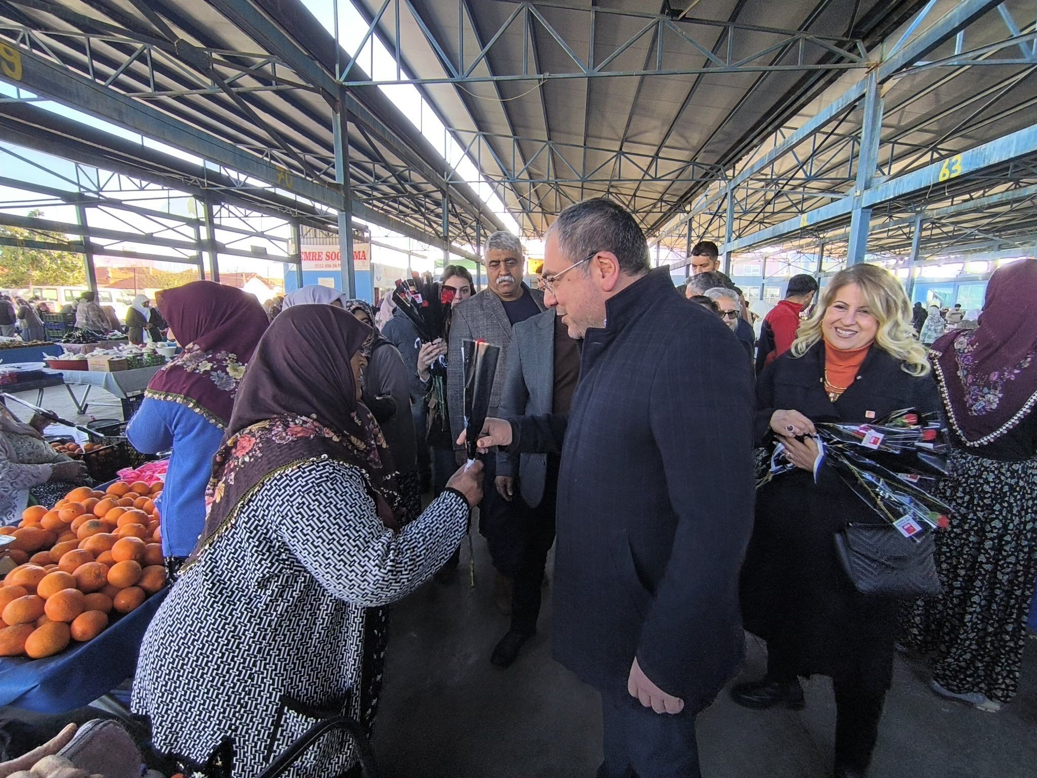 CHP’li Karakoz’dan anlamlı 8 Mart ziyareti: Acarlar’da kadın pazarcılara çiçek takdim etti