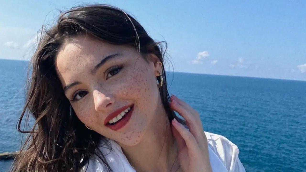 Derya Pınar Ak Kimdir