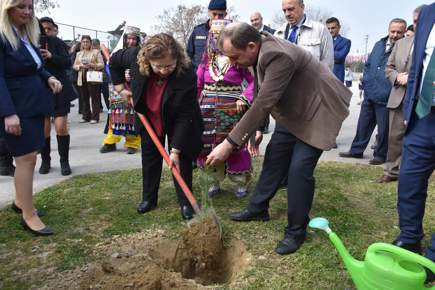 Germencikte Nevruz Coskusu Kaymakam Cekicle Demir Dovdu 649572 10E76A8C73Df098B760621Dd0Acc4D38