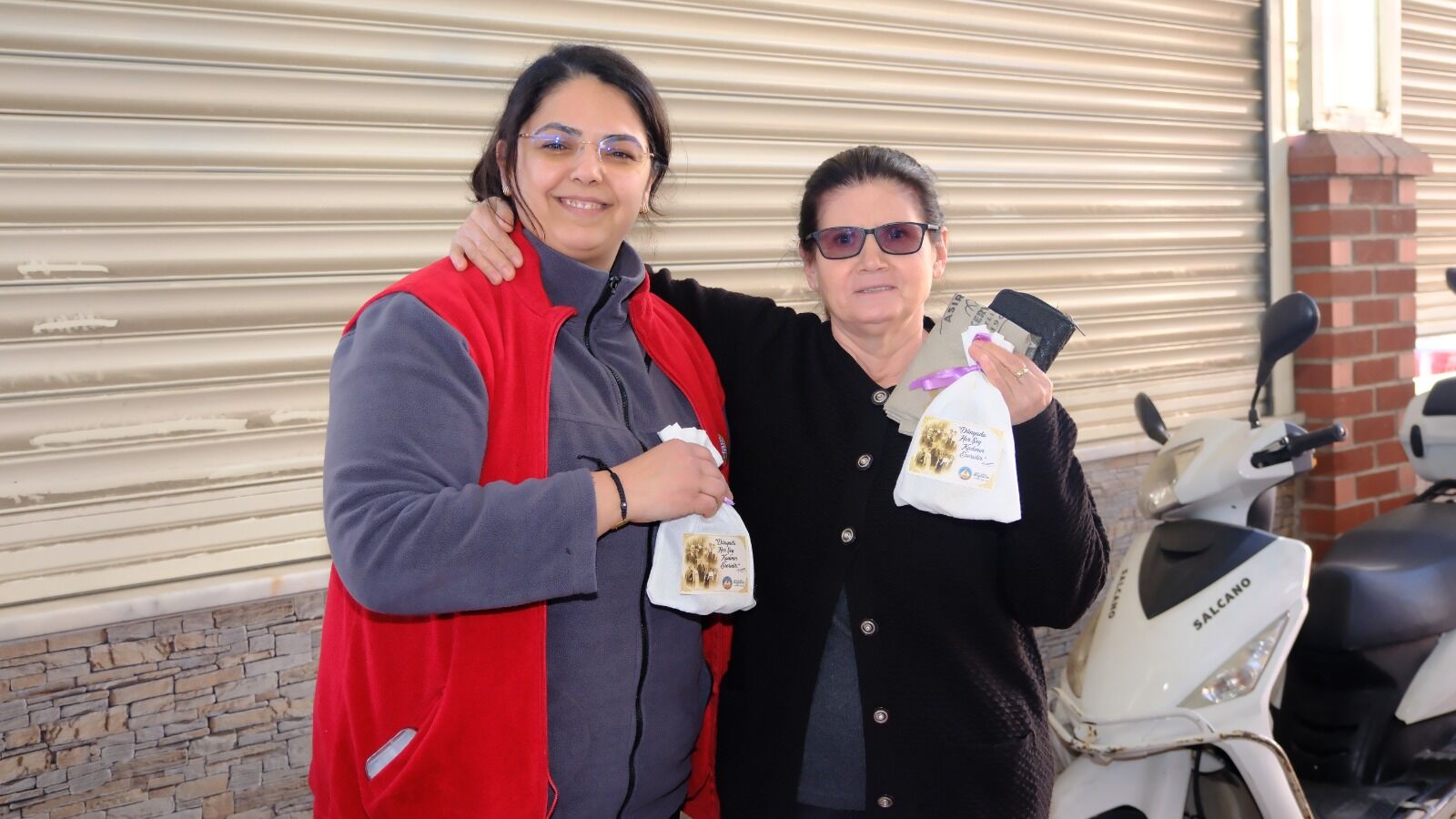 Kuyucak Belediyesinden Kadinlara 8 Mart Surprizi 645126 Fedd283Cca109Bb96Ba277623D55Ad25-1