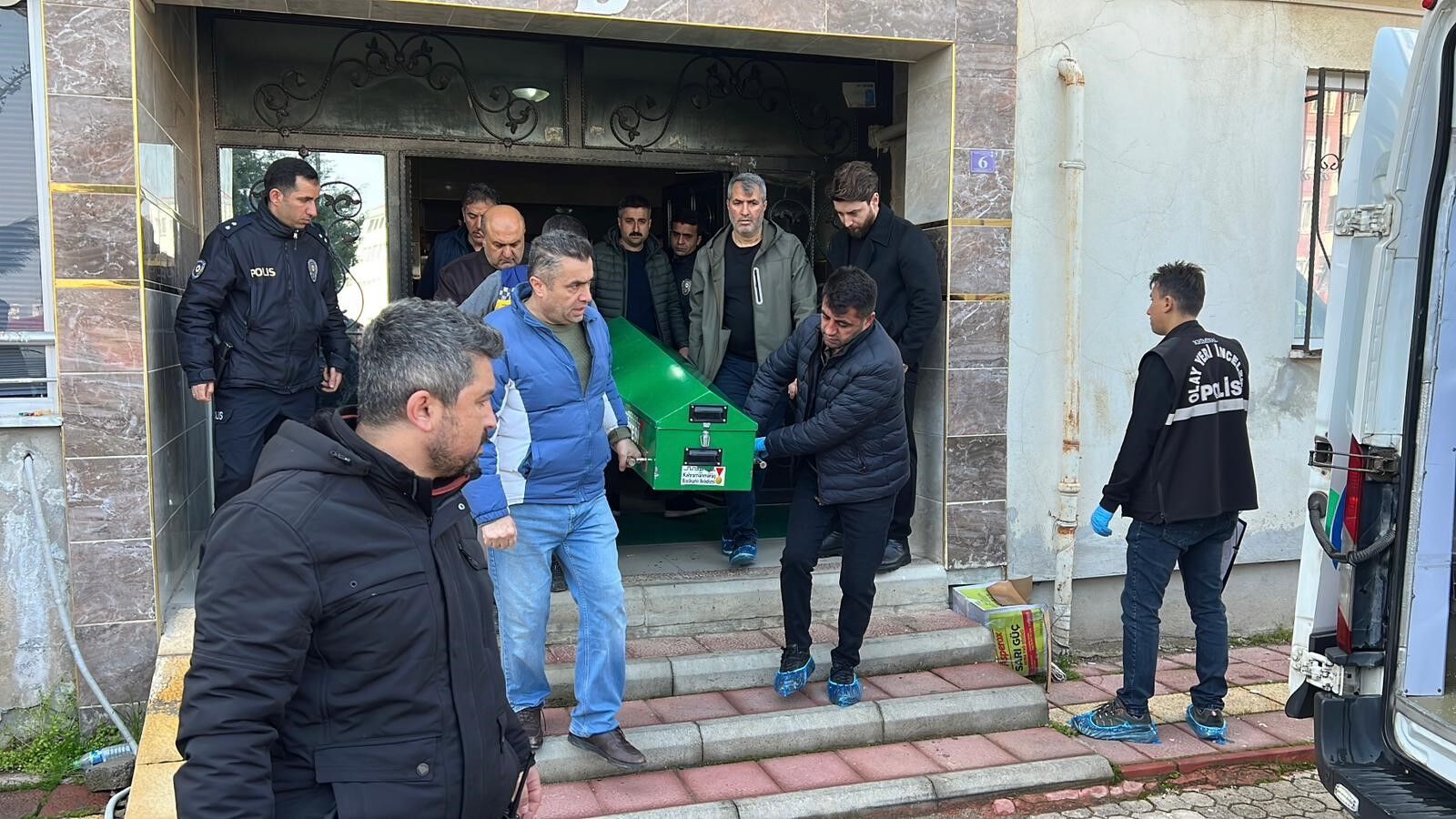 Oğlunun boğazından bıçakladığı 49 yaşındaki adam hayatını kaybetti