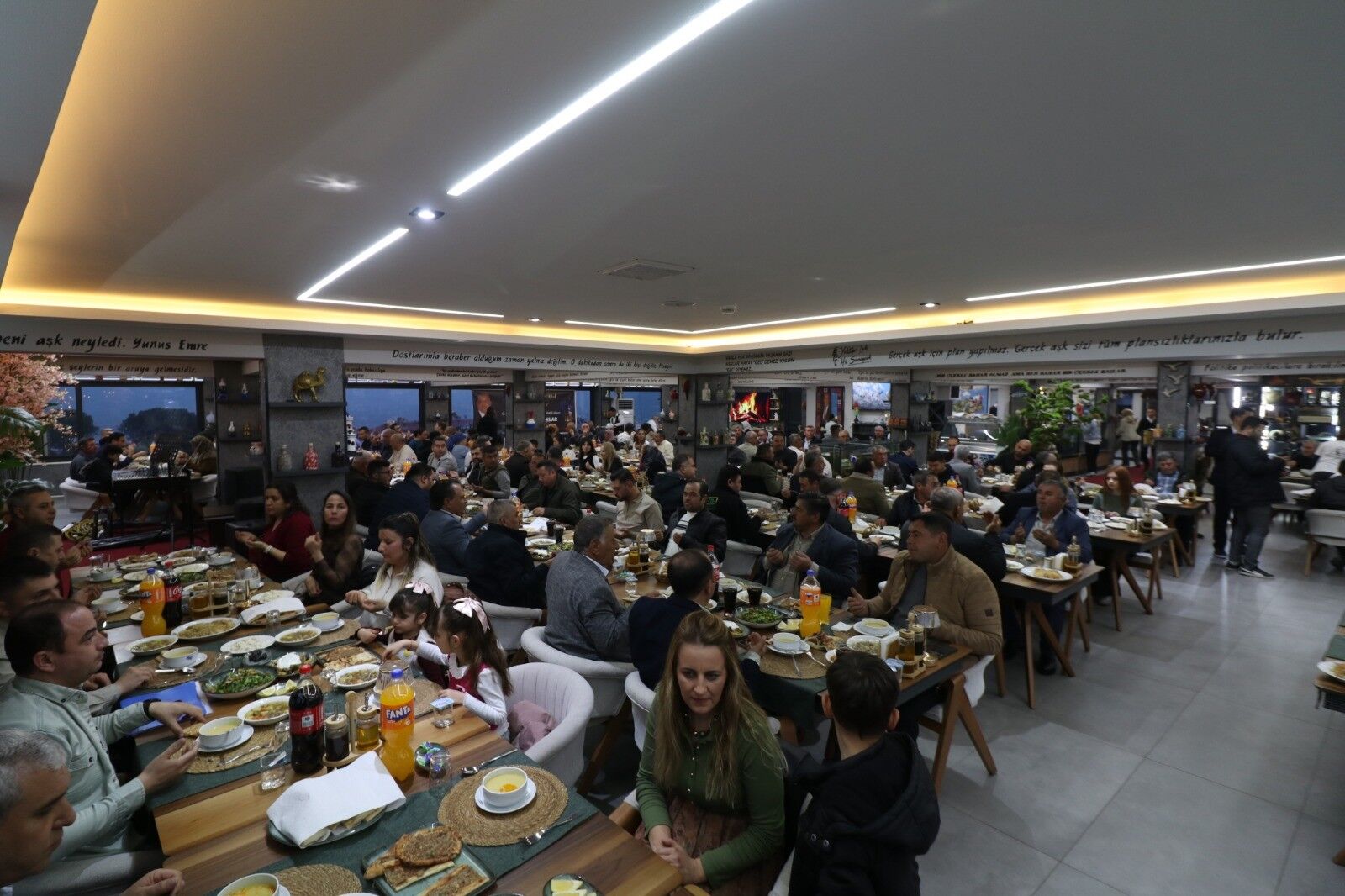 Özel, iftarda muhtarları ağırladı: Şeffaf ve katılımcı belediyecilik vurgusu