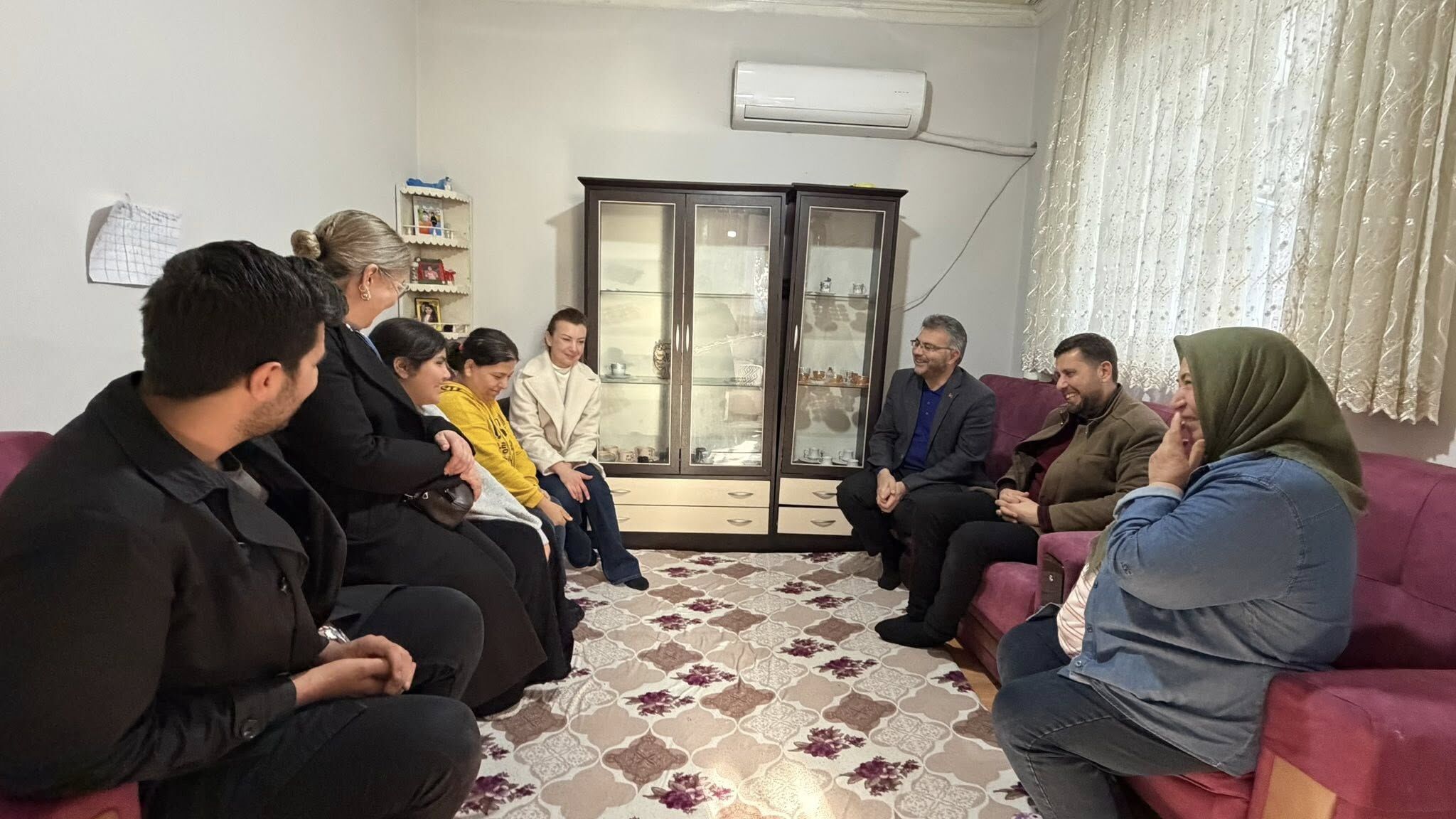 Ozmenden Cineli Aileye Anlamli Ziyaret Oyuncaklarla Cocuklarin Yuregine Dokundu 643678 8F7E61E2Bd258D08E306475073F5E461