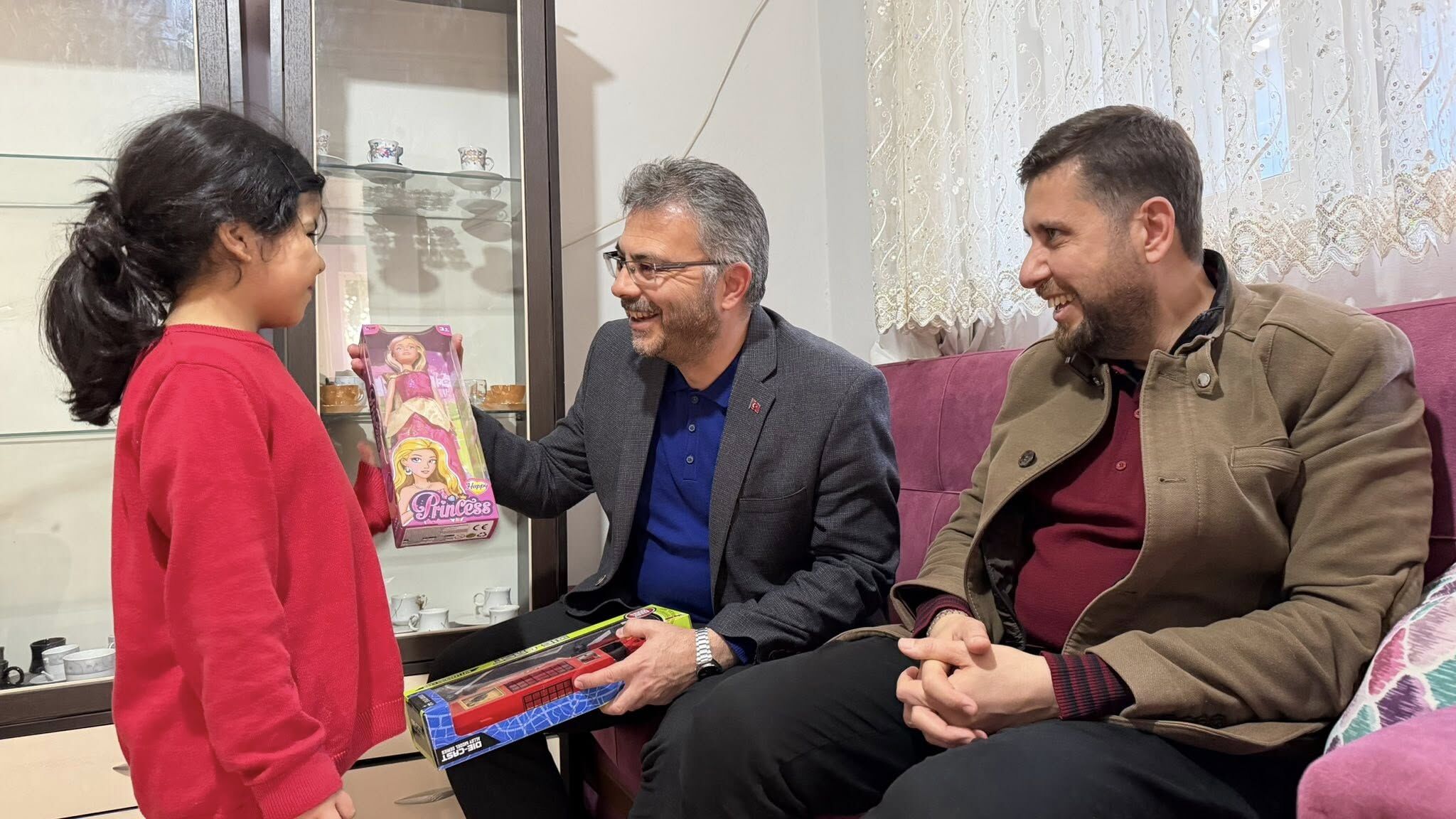 Ozmenden Cineli Aileye Anlamli Ziyaret Oyuncaklarla Cocuklarin Yuregine Dokundu 643678 A70B60781Aaa7Acccf62A45F140B79F9