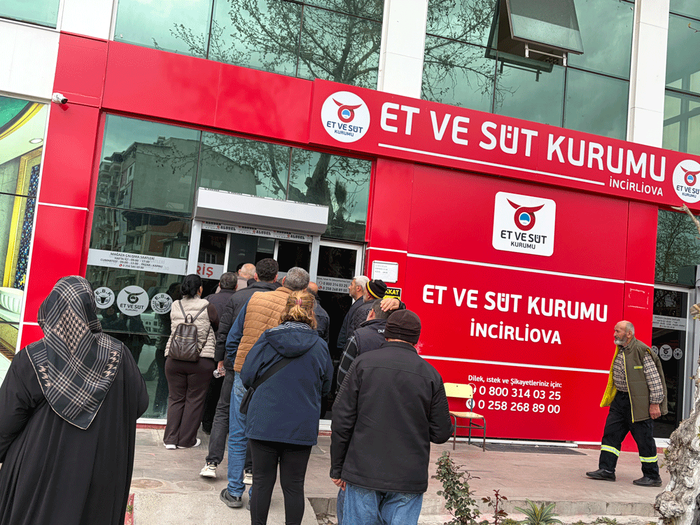 İncirliova’da o mağazanın önünde uzun kuyruklar oluştu