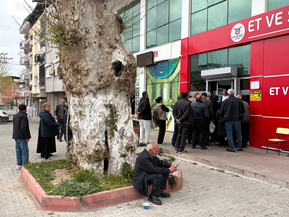 İncirliova’da o mağazanın önünde uzun kuyruklar oluştu