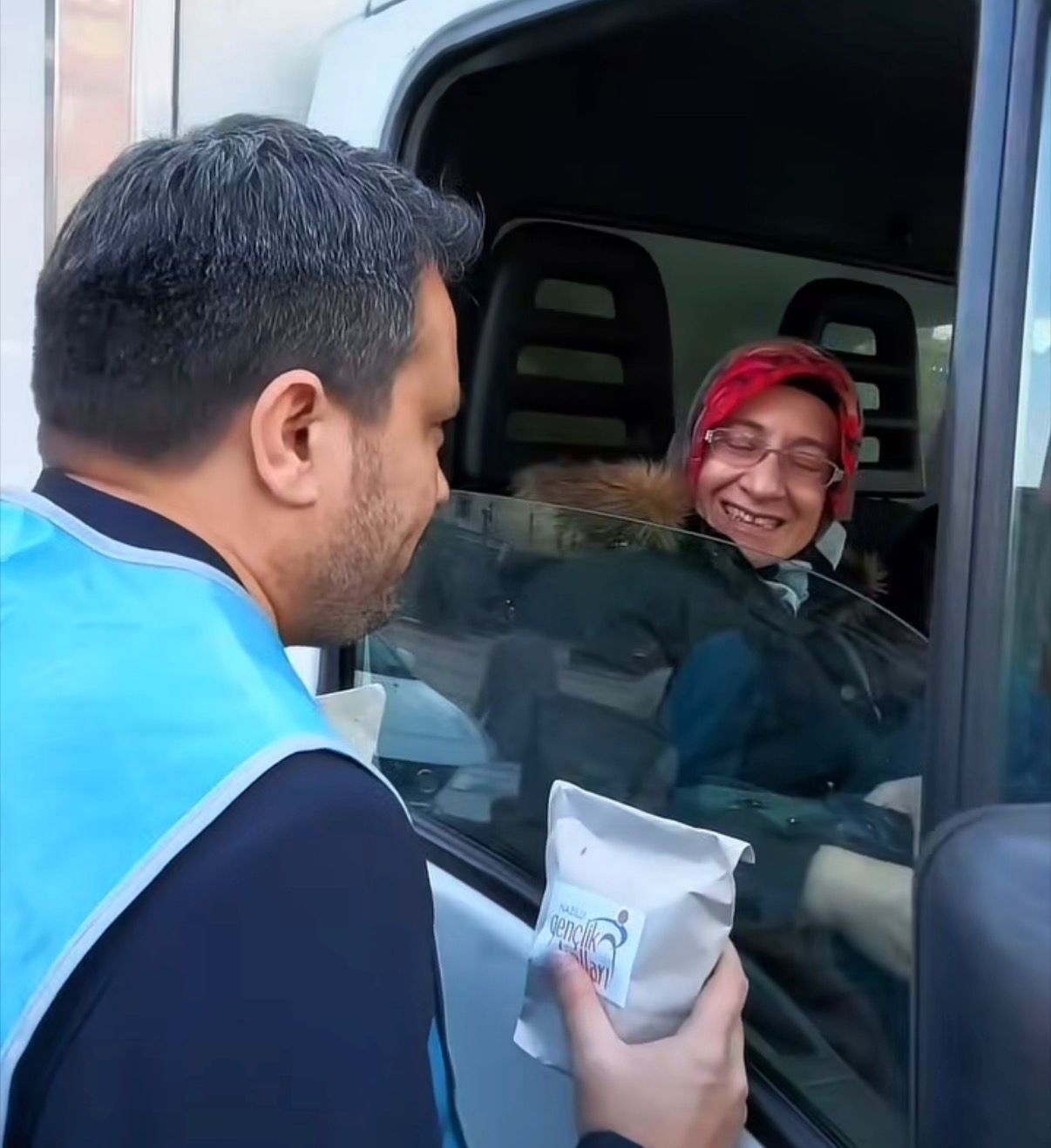 AK Partili Tuncer Nazilli’de iftara yetişemeyenlere ikram dağıttı