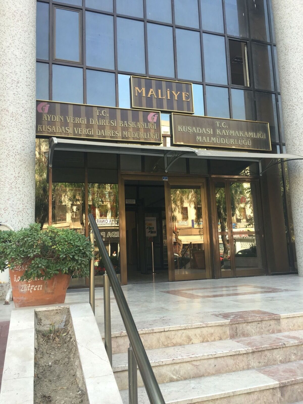 Kuşadası’ndaki eski vergi dairesi için yıkım ihalesine çıkılıyor