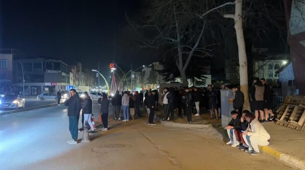 Sahur vakti korkutan deprem! Halk sokağa döküldü okullar tatil edildi