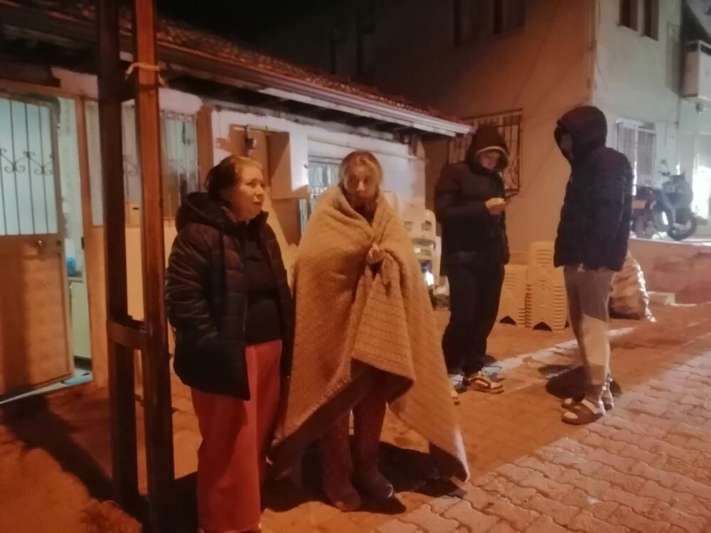 Sahur vakti korkutan deprem! Halk sokağa döküldü okullar tatil edildi