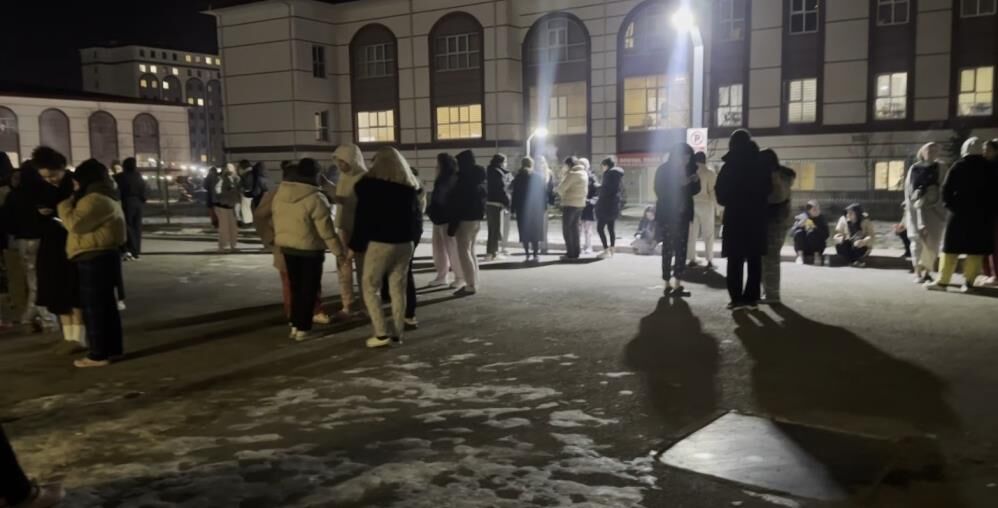 Sahur vakti korkutan deprem! Halk sokağa döküldü okullar tatil edildi