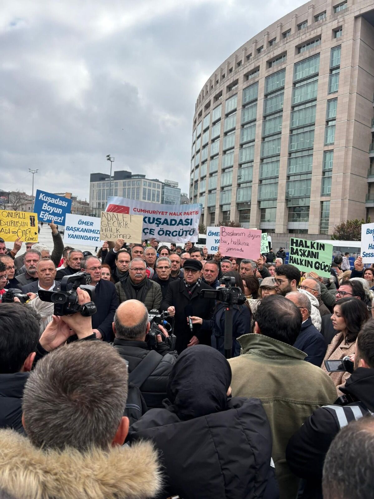 CHP Aydın Örgütü, Başkan Günel’e destek için Çağlayan Adliyesi’nde