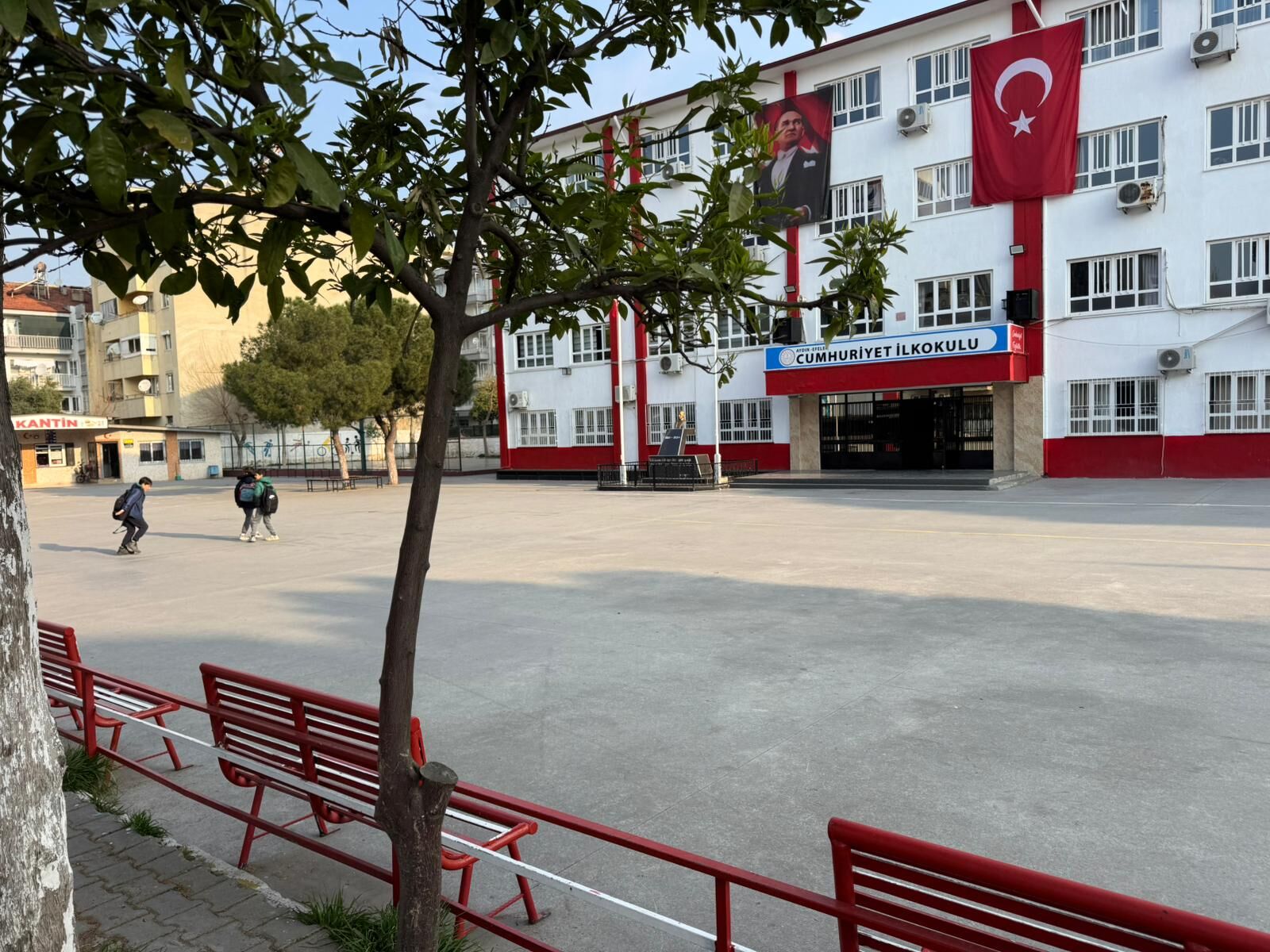 Aydın’da ders zili yeniden çaldı: 200 bin öğrenci ders başı yaptı