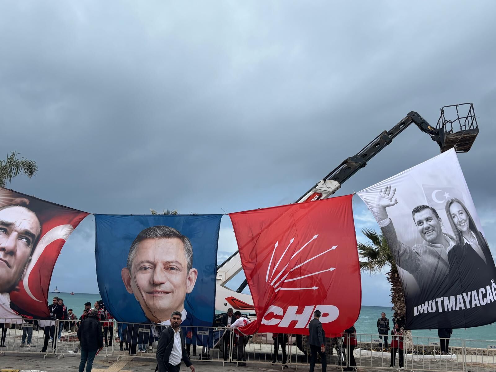 Kuşadası’nda miting öncesi duygulandıran pankart: İki başkan unutulmadı
