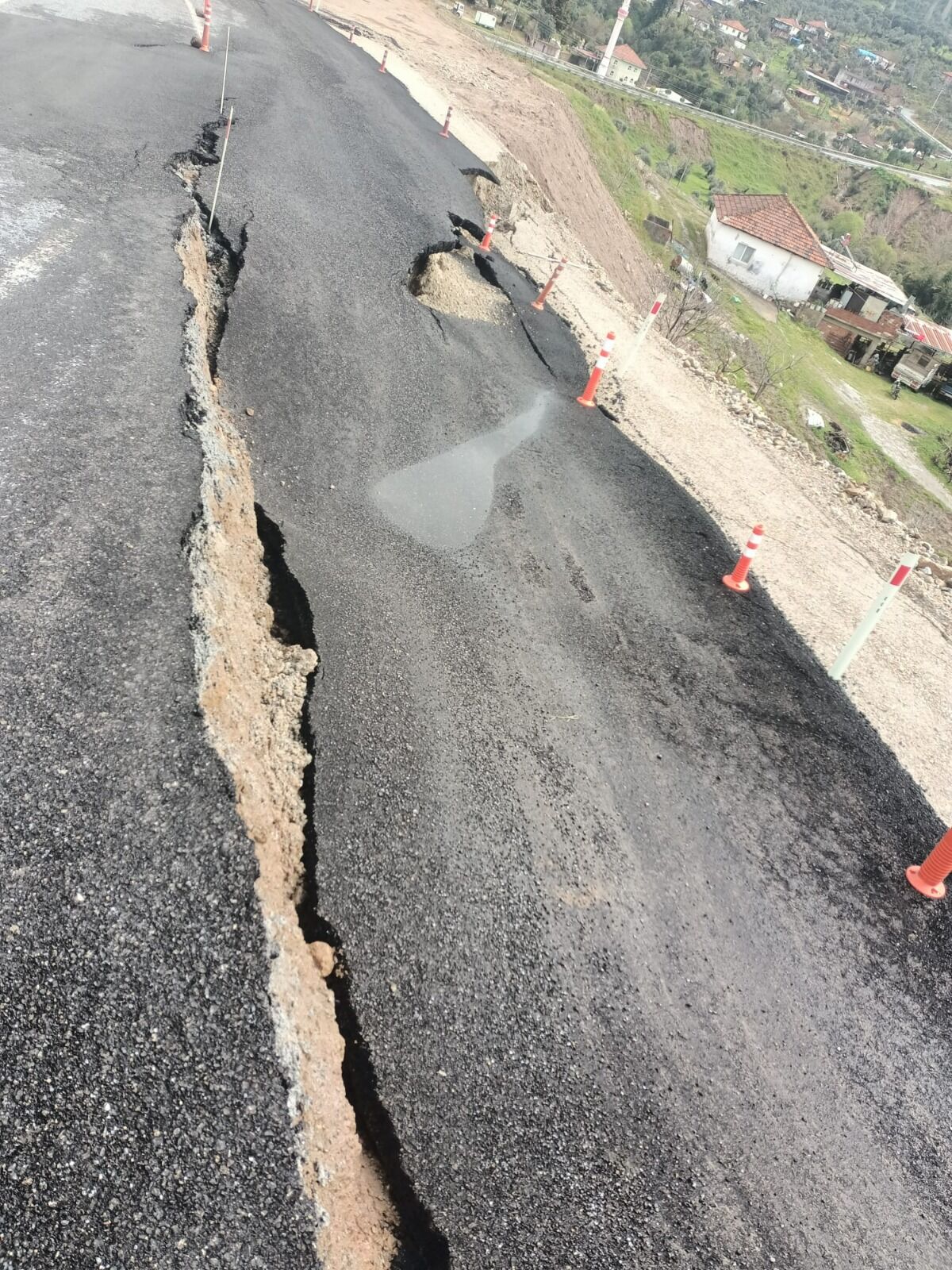 İncirliova’da yürekleri ağıza getiren olay! Çöken yol korkuttu