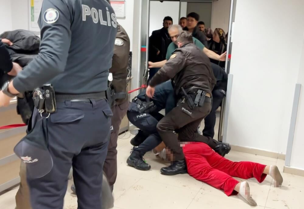 Yakınlarını uygunsuz şekilde yakalayan 2 kişi ortalığı kana buladı: 1 ölü, 2 ağır yaralı