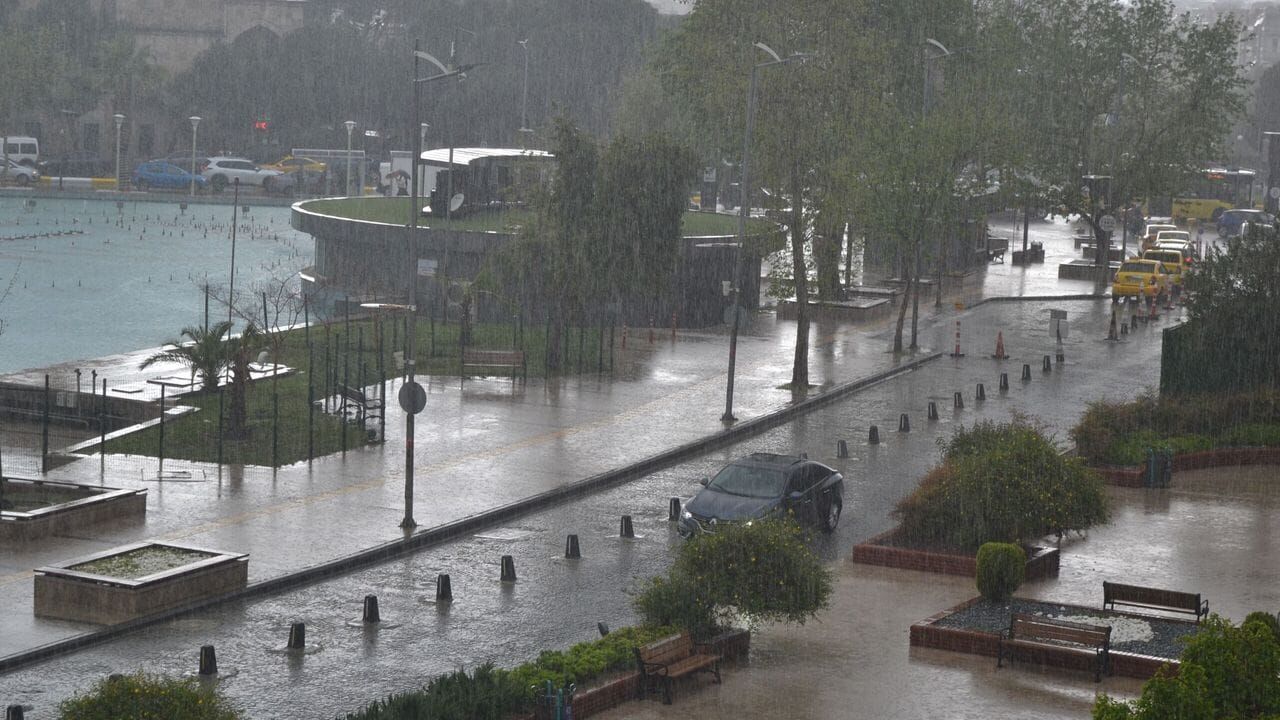 23 Nisan’da Aydın’da Yağmur Engeli! Birçok Okulda Törenler Iptal Edildi1