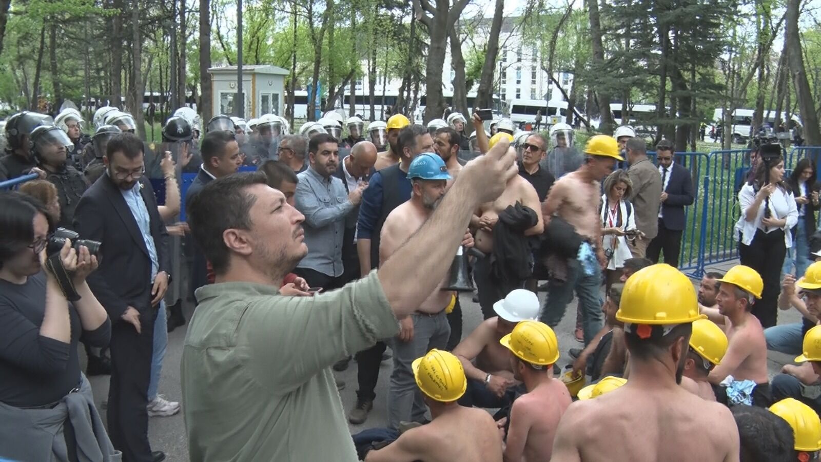 Açlık Grevi Başlatan Işçiler Taleplerini Dile Getirdi (3)