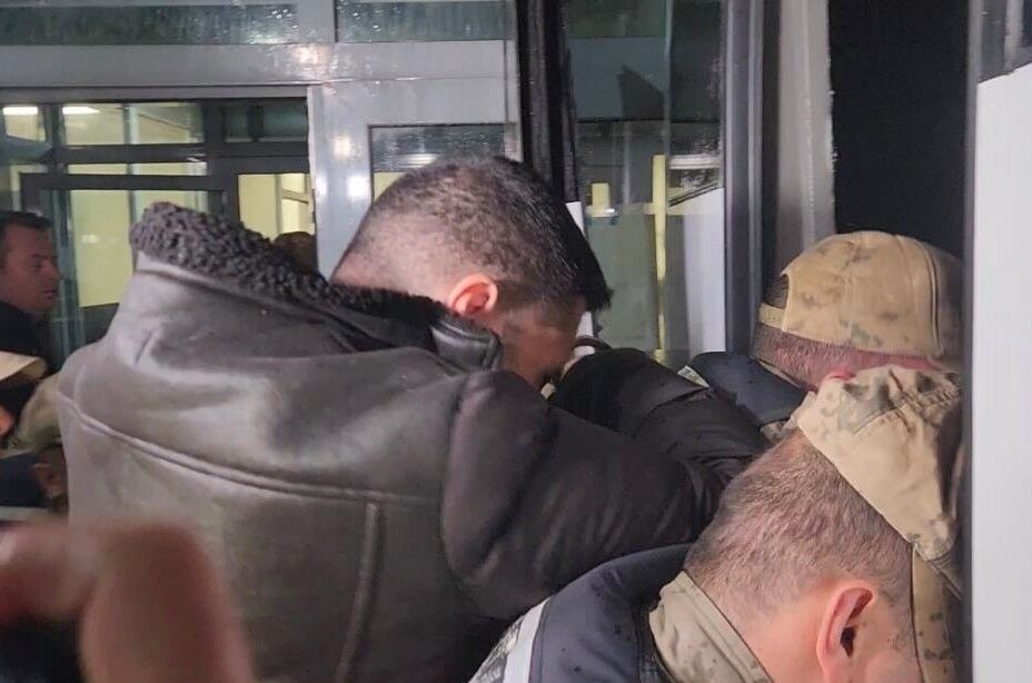 Adliyenin Önü Bir Anda Karıştı! (1)